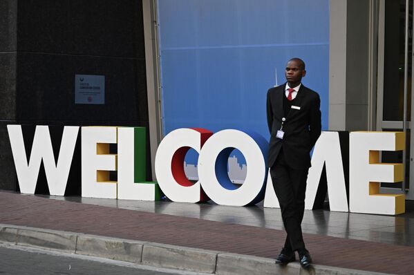 استقبال از نصب در مرکز کنوانسیون سندتون در ژوهانسبورگ، جایی که پانزدهمین اجلاس سران BRICS در آن برگزار می شود. دوباره قاب شد. - اسپوتنیک افغانستان  