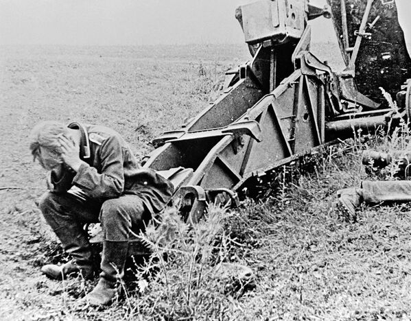 جنگ بزرگ میهنی 1941-1945.جهت اورل-کورسک. یک سرباز آلمانی در نزدیکی یک تفنگ پیاده نظام 150 میلی متری sIG.33 شکسته شده، نشسته است. - اسپوتنیک افغانستان  