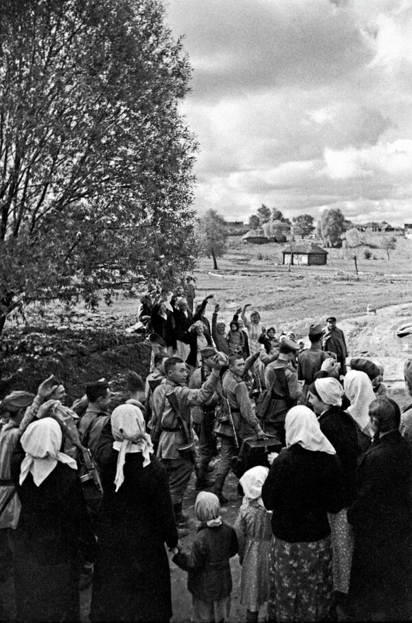 جنگ بزرگ میهنی. 1941-1945 واحدهای ارتش شوروی به محل استقرار نبرد کورسک می روند. جولای-آگوست 1943. - اسپوتنیک افغانستان  