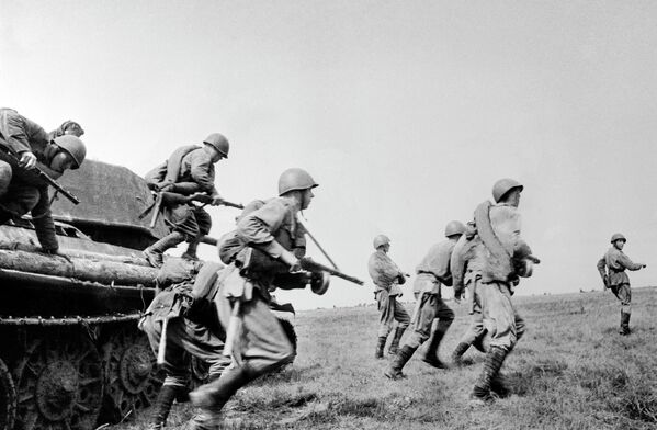 جنگ بزرگ میهنی 1941-1945 نبرد کورسک (5 جولای - 23 آگوست 1943 که به عنوان نبرد کورسک نیز شناخته می شود). فرود تانک - اسپوتنیک افغانستان  