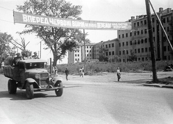 جنگ بزرگ میهنی 1941-1945. آزادسازی شهر خارکف در جریان عملیات تهاجمی استراتژیک بلگورود-خارکف &quot;رومیانتسف&quot;. نیروهای شوروی از جاده های خارکف آزاد شده عبور می کنند. - اسپوتنیک افغانستان  