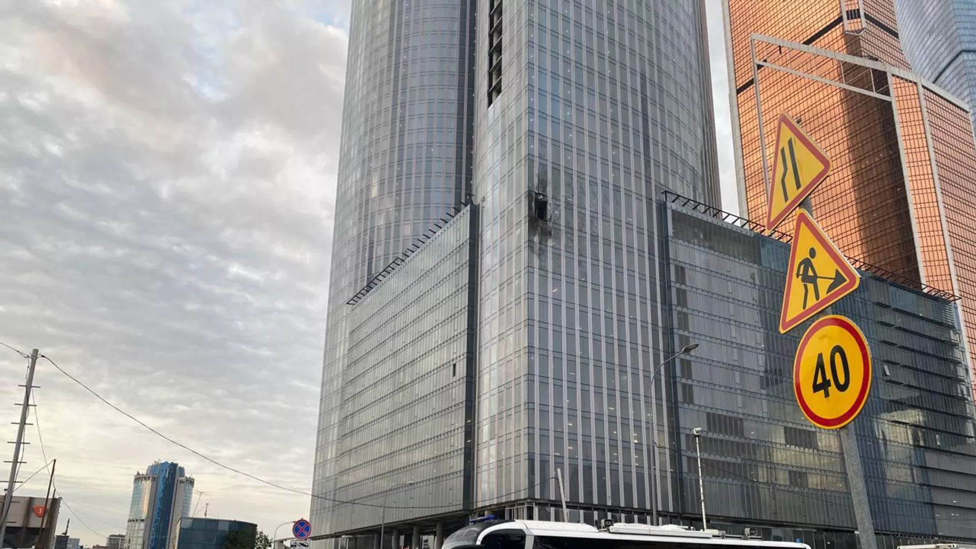 Повреждения и разбитые стекла в строящейся башне делового центра Москва-сити в результате атаки украинских беспилотников