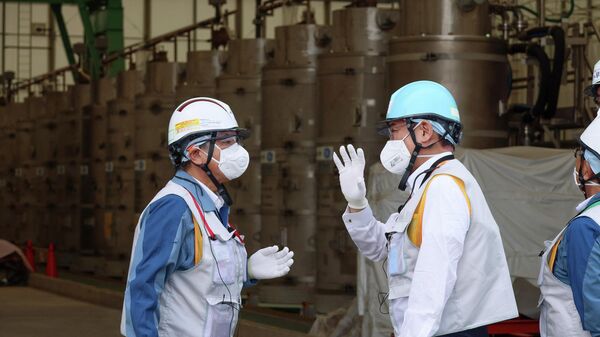 Премьер-министр Японии Фумио Кисида во время посещения аварийной АЭС Фукусима-1 - اسپوتنیک افغانستان  