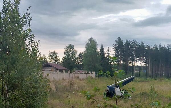 قطعه ای از یک هواپیمای خصوصی امبرائر لگاسی که در روستای کوژنکینو، منطقه بولوگوفسکی، تور سقوط کرد. - اسپوتنیک افغانستان  