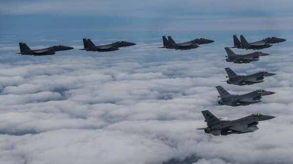 Истребители ВВС Южной Кореи F15K и ВВС США F-16 на военных учениях  - اسپوتنیک افغانستان  