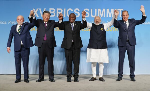 رئیس جمهور برزیل لولا داسیلوا، رئیس جمهور چین شی جین پینگ، رئیس جمهور آفریقای جنوبی سیریل رامافوزا، نخست وزیر هند نارندرا مودی و سرگئی لاوروف وزیر امور خارجه روسیه (از چپ به راست) در مراسم عکاسی هیئت بریکس در ژوهانسبورگ در رأس هیئت بریکس هستند.حق استفاده از این تصویر برای ناشر محفوظ است. - اسپوتنیک افغانستان  