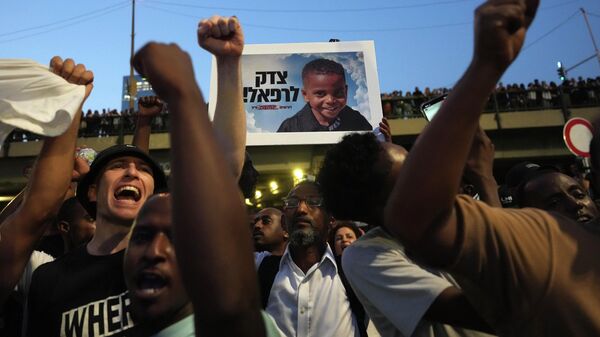 Члены эфиопской еврейской общины во время марша в Тель-Авиве в знак протеста против того, как власти отреагировали на смерть 4-летнего Рафаэля Аданы, который был убит в результате автомобильного наезда - اسپوتنیک افغانستان  