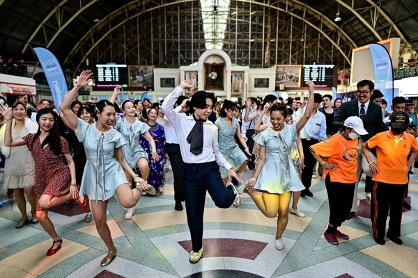 در 19 آگوست 2023، مردم در یک رویداد رقص تاب در ایستگاه راه‌آهن بانکوک، که بیشتر با نام Hua Lamphong شناخته می‌شود، در بانکوک شرکت می‌کنند. - اسپوتنیک افغانستان  