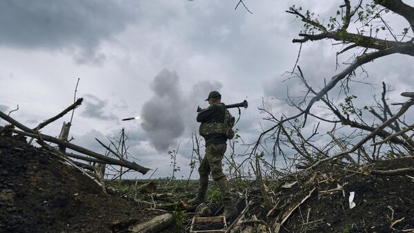Украинский солдат стреляет из РПГ по российским позициям в Донецкой области. Архивное фото - اسپوتنیک افغانستان  