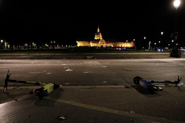 شیشه های شکسته و اسکوترهای الکترونیکی در اواخر 11 جون 2021 در خیابانی مقابل Les Invalides در پاریس دیده می شوند، پس از اینکه مردم برای یک مهمانی غیرمجاز در فضای باز در آنجا جمع شدند.صدها نفر از جوانان در شب 11 جون برای یک مهمانی در میدان Invalides در پاریس تجمع کردند که اغلب در کنار هم و بدون ماسک صورت گرفته بودند، تا زمانی که پولیس برای متفرق کردن آنها مداخله کرد. - اسپوتنیک افغانستان  