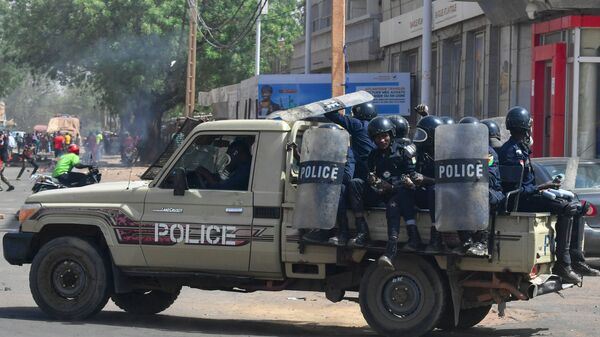 Сотрудники спецназа Нигера во время столкновения с оппозиционерами после объявления результатов второго тура выборов президента - اسپوتنیک افغانستان  