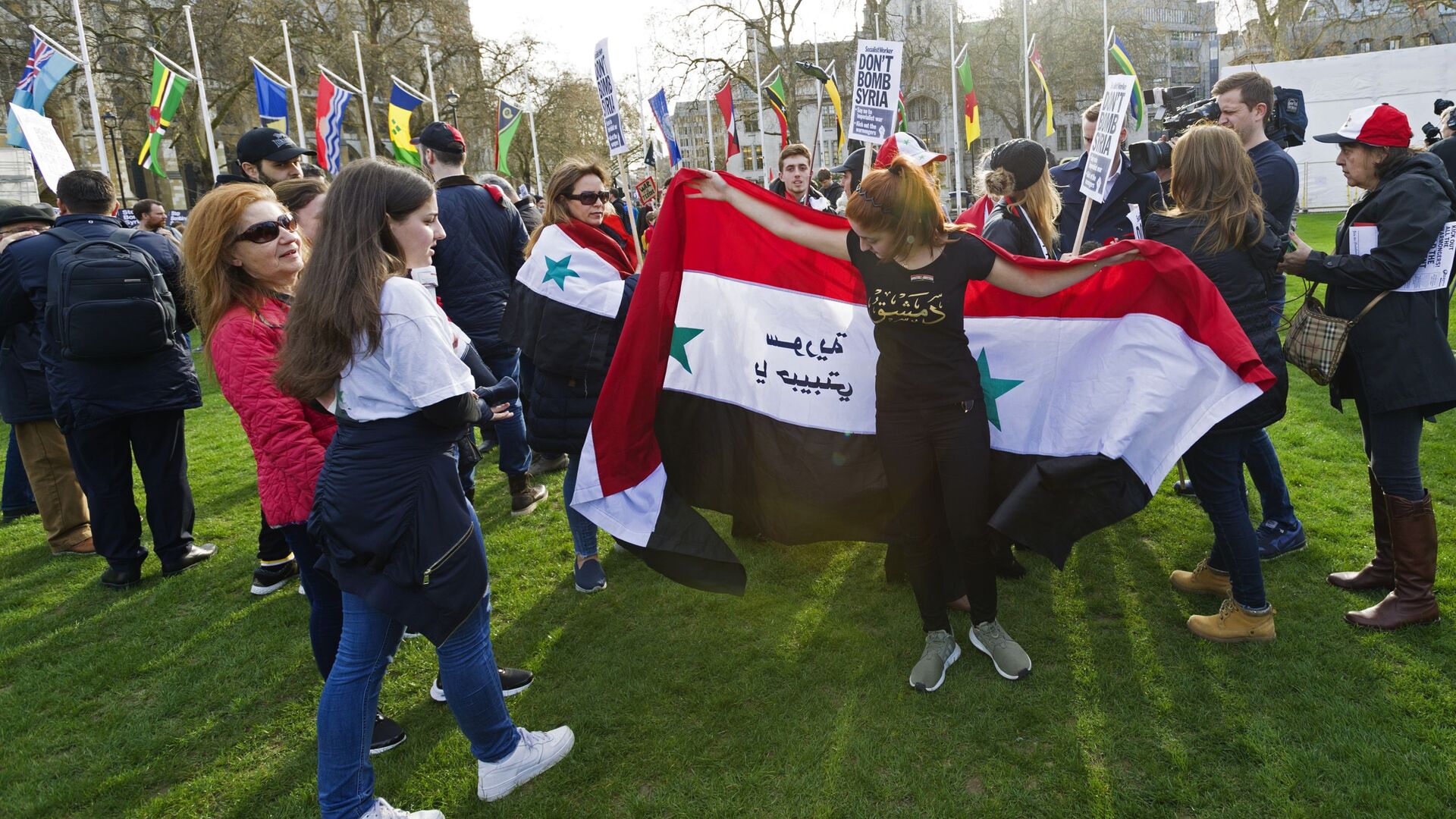 Девушка с флагом Сирии на акции протеста против ударов по Сирии в Лондоне - اسپوتنیک افغانستان  , 1920, 29.08.2023