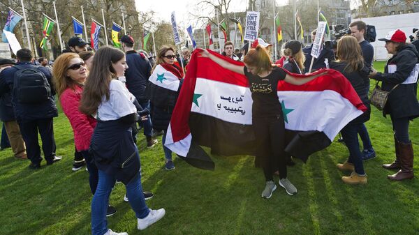 Девушка с флагом Сирии на акции протеста против ударов по Сирии в Лондоне - اسپوتنیک افغانستان  