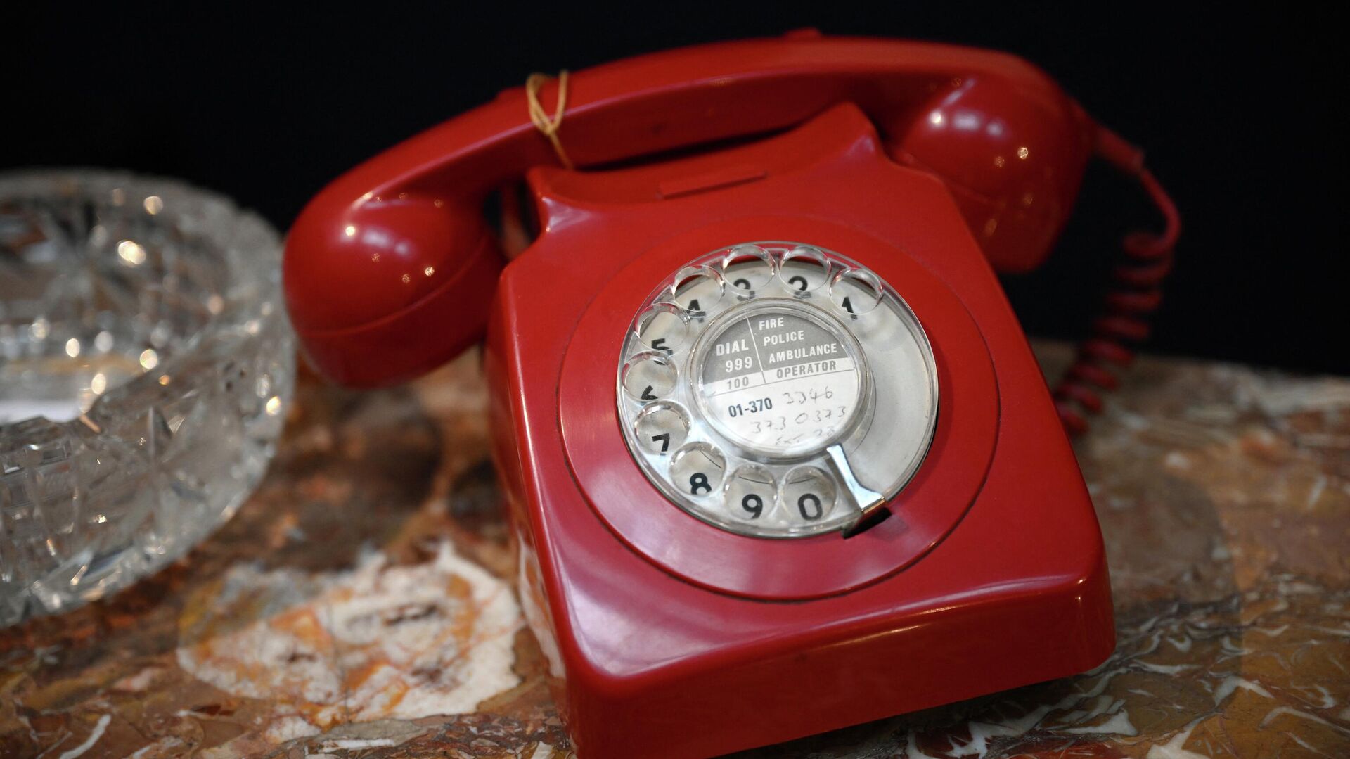 Красный телефон Фредди Меркьюри на аукционе Sotheby’s в Лондоне - اسپوتنیک افغانستان  , 1920, 30.08.2023