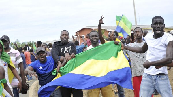 Жители Габона празднуют на улицах в Либревиле после объявления свержения режима - اسپوتنیک افغانستان  