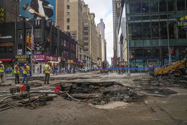 خدمه تعمیرات پس از 127 سال کار تعمیر لوله کشی آب در زیر میدان تایمز نیویورک در ساعت 3 بامداد در زیر خیابان 40 و خیابان هفتم آغاز کردند و خیابان ها و متروها را در روز سه شنبه 29 اگست 2023 در نیویورک آب گرفت. - اسپوتنیک افغانستان  
