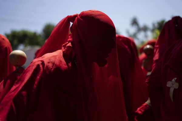 مردی ملبس به لباس شیطان از برادری یار در طول یک گردهمایی ملی در نایگواتا، ونزوئلا، شنبه، 26 اگست 2023، می رقصد.آیین رقصان شیاطین یک جشن سنتی کورپوس کریستی است که نماد پیروزی خیر بر شر است. - اسپوتنیک افغانستان  
