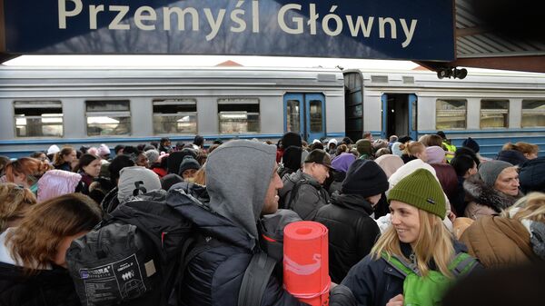 Ukrainian refugees wait on a platform upon arrival from Lvov at a railway station in Przemysl, the border control between Ukraine and Poland - اسپوتنیک افغانستان  
