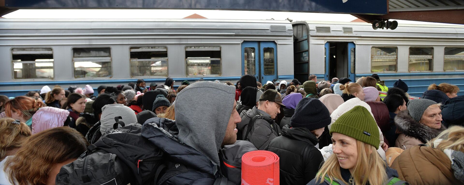 Ukrainian refugees wait on a platform upon arrival from Lvov at a railway station in Przemysl, the border control between Ukraine and Poland - اسپوتنیک افغانستان  , 1920, 02.09.2023