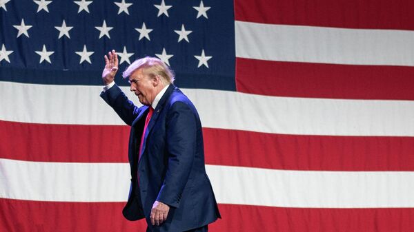 Политик Дональд Трамп на фоне американского флага  - اسپوتنیک افغانستان  