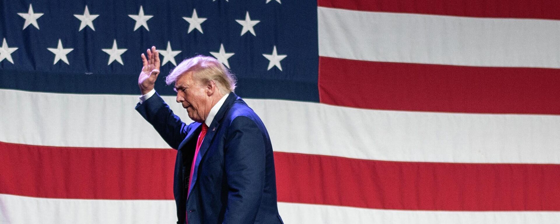 Политик Дональд Трамп на фоне американского флага  - اسپوتنیک افغانستان  , 1920, 02.09.2023