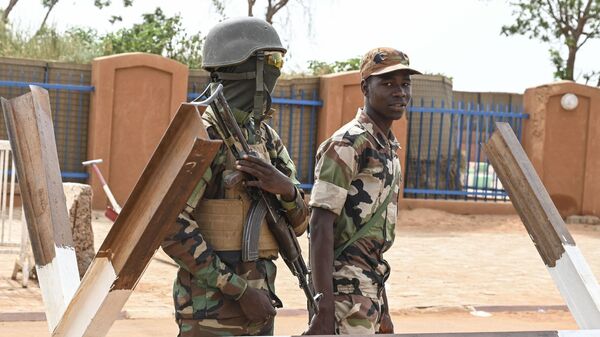 Нигерийские солдаты стоят на страже в Ниамее, Нигер - اسپوتنیک افغانستان  