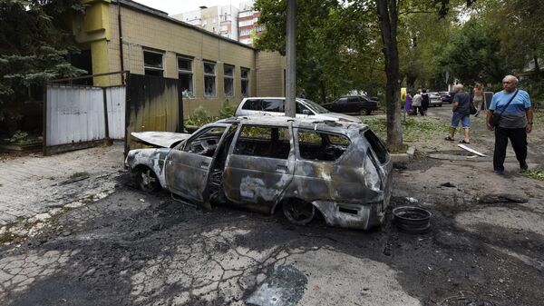 Автомобиль, сгоревший в результате обстрела со стороны ВСУ Киевского района Донецка - اسپوتنیک افغانستان  