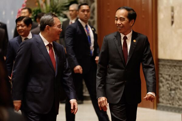 لی کیانگ، نخست‌وزیر چین و جوکو ویدودو، رئیس‌جمهور اندونزی، قبل از اجلاس سران آسه‌آن و چین در جاکارتا در 6 سپتامبر 2023 برای گرفتن عکس دسته جمعی وارد می‌شوند. - اسپوتنیک افغانستان  