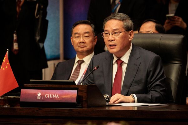 لی کیانگ، نخست وزیر چین در بیست و ششمین اجلاس سران آسه آن-چین در چهل و سومین اجلاس سران آسه آن در جاکارتا در 6 سپتامبر 2023 سخنرانی می کند. - اسپوتنیک افغانستان  