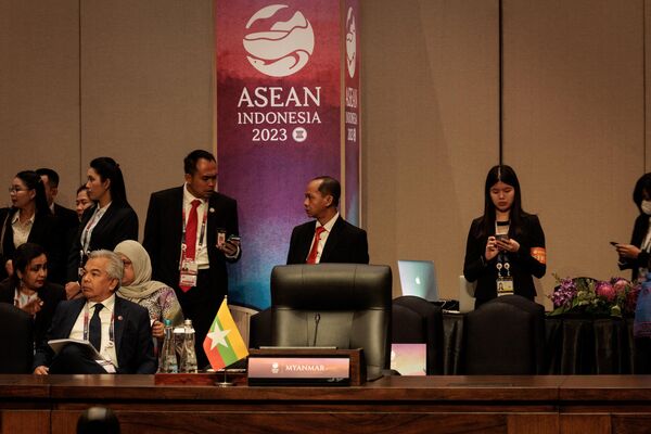 صندلی هیئت میانمار قبل از بیست و ششمین اجلاس سران آسه آن و چین در چهل و سومین اجلاس سران آسه آن در جاکارتا در 6 سپتامبر 2023 خالی است. - اسپوتنیک افغانستان  