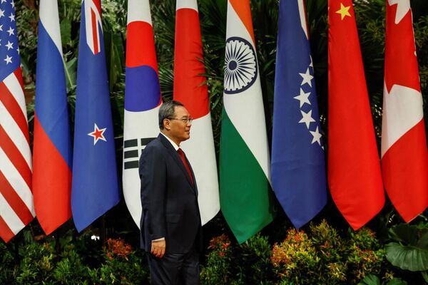 لی کیانگ، نخست وزیر چین در 6 سپتامبر 2023 وارد چهل و سومین اجلاس سران اتحادیه کشورهای جنوب شرقی آسیا (آسه آن) در جاکارتا می شود. - اسپوتنیک افغانستان  