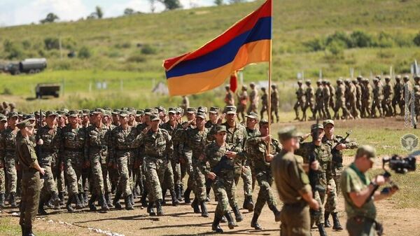 Армянские военнослужащие на торжественной церемонии открытия широкомасштабных международных стратегических командно-штабных учений Восток-2022 - اسپوتنیک افغانستان  