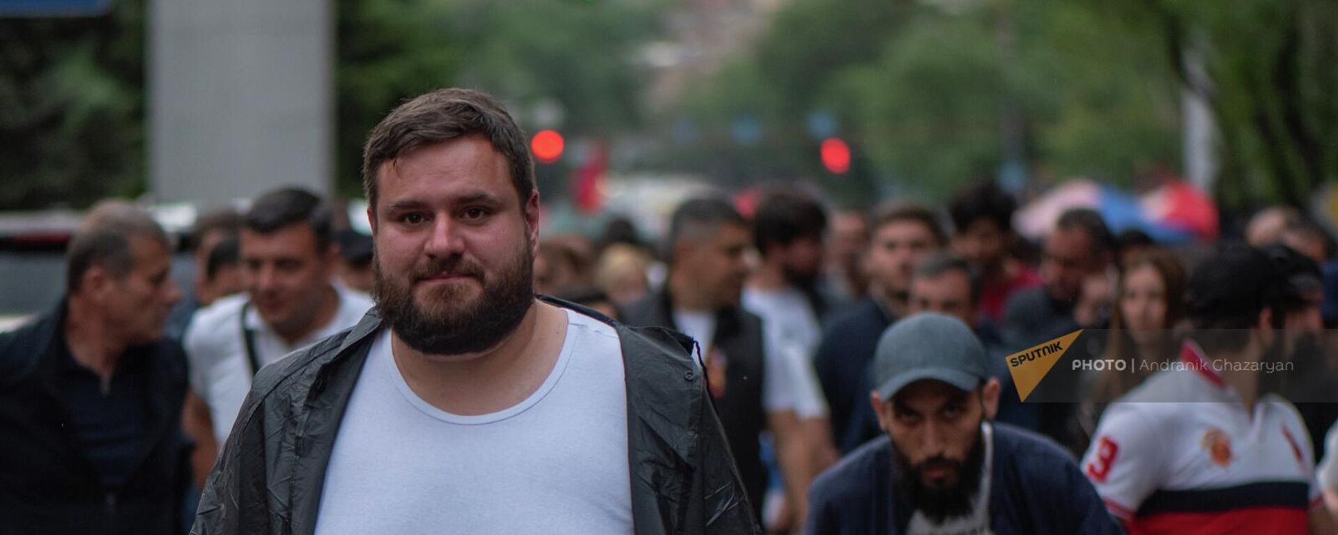 Блогер Мика Бадалян на митинге оппозиции в рамках акции неповиновения на площади Франции (15 мая 2022). Ереван - اسپوتنیک افغانستان  , 1920, 07.09.2023
