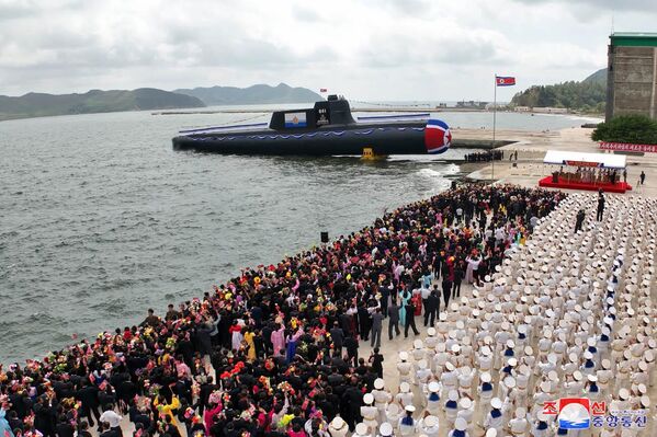 کوریایی شمالی زیردریایی جدیدی با سلاح های تهاجمی هسته ای تاکتیکی به آب انداخته و این مراسم با حضور کیم جونگ اون رهبر این کشور برگزار شده است. زیردریایی جدید &quot;قهرمان کیم گونگ اوک&quot; نامگذاری شده است و به یگان زیردریایی های مربوطه در ناوگان دریایی شرقی نیروی دریایی کوریایی شمالی تحویل داده خواهد شد. - اسپوتنیک افغانستان  