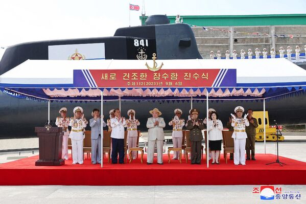 کوریایی شمالی زیردریایی جدیدی با سلاح های تهاجمی هسته ای تاکتیکی به آب انداخته و این مراسم با حضور کیم جونگ اون رهبر این کشور برگزار شده است. زیردریایی جدید &quot;قهرمان کیم گونگ اوک&quot; نامگذاری شده است و به یگان زیردریایی های مربوطه در ناوگان دریایی شرقی نیروی دریایی کوریایی شمالی تحویل داده خواهد شد. - اسپوتنیک افغانستان  