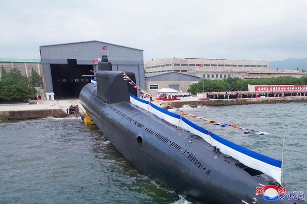 کوریایی شمالی زیردریایی جدیدی با سلاح های تهاجمی هسته ای تاکتیکی به آب انداخته و این مراسم با حضور کیم جونگ اون رهبر این کشور برگزار شده است. زیردریایی جدید &quot;قهرمان کیم گونگ اوک&quot; نامگذاری شده است و به یگان زیردریایی های مربوطه در ناوگان دریایی شرقی نیروی دریایی کوریاییشمالی تحویل داده خواهد شد. - اسپوتنیک افغانستان  