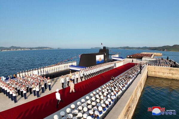 کوریایی شمالی زیردریایی جدیدی با سلاح های تهاجمی هسته ای تاکتیکی به آب انداخته و این مراسم با حضور کیم جونگ اون رهبر این کشور برگزار شده است. زیردریایی جدید &quot;قهرمان کیم گونگ اوک&quot; نامگذاری شده است و به یگان زیردریایی های مربوطه در ناوگان دریایی شرقی نیروی دریایی کره شمالی تحویل داده خواهد شد. - اسپوتنیک افغانستان  