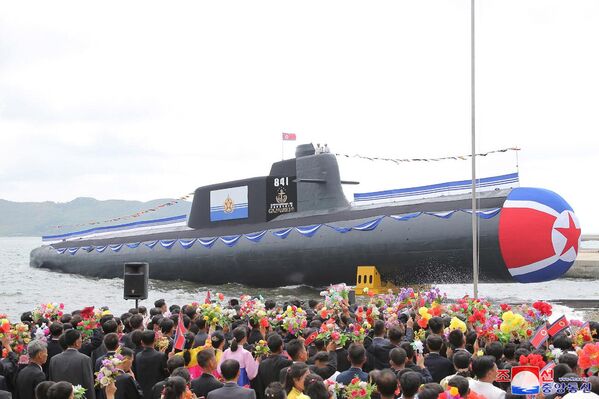 کوریایی شمالی زیردریایی جدیدی با سلاح های تهاجمی هسته ای تاکتیکی به آب انداخته و این مراسم با حضور کیم جونگ اون رهبر این کشور برگزار شده است. زیردریایی جدید &quot;قهرمان کیم گونگ اوک&quot; نامگذاری شده است و به یگان زیردریایی های مربوطه در ناوگان دریایی شرقی نیروی دریایی کره شمالی تحویل داده خواهد شد. - اسپوتنیک افغانستان  