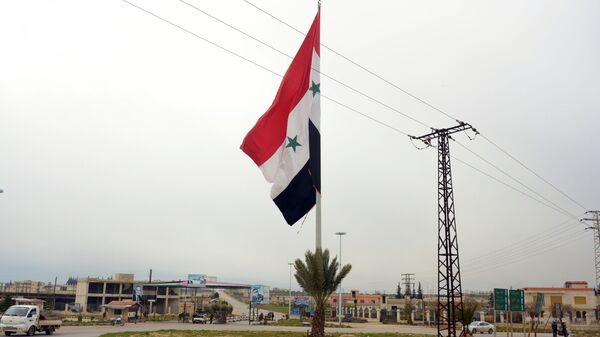 Сирийский флаг в освобожденном от боевиков городе Мааррат-эн-Нууман в Сирии - اسپوتنیک افغانستان  