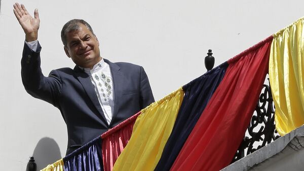 Президент Эквадора Рафаэль Корреа машет своим сторонникам в Кито, Эквадор - اسپوتنیک افغانستان  