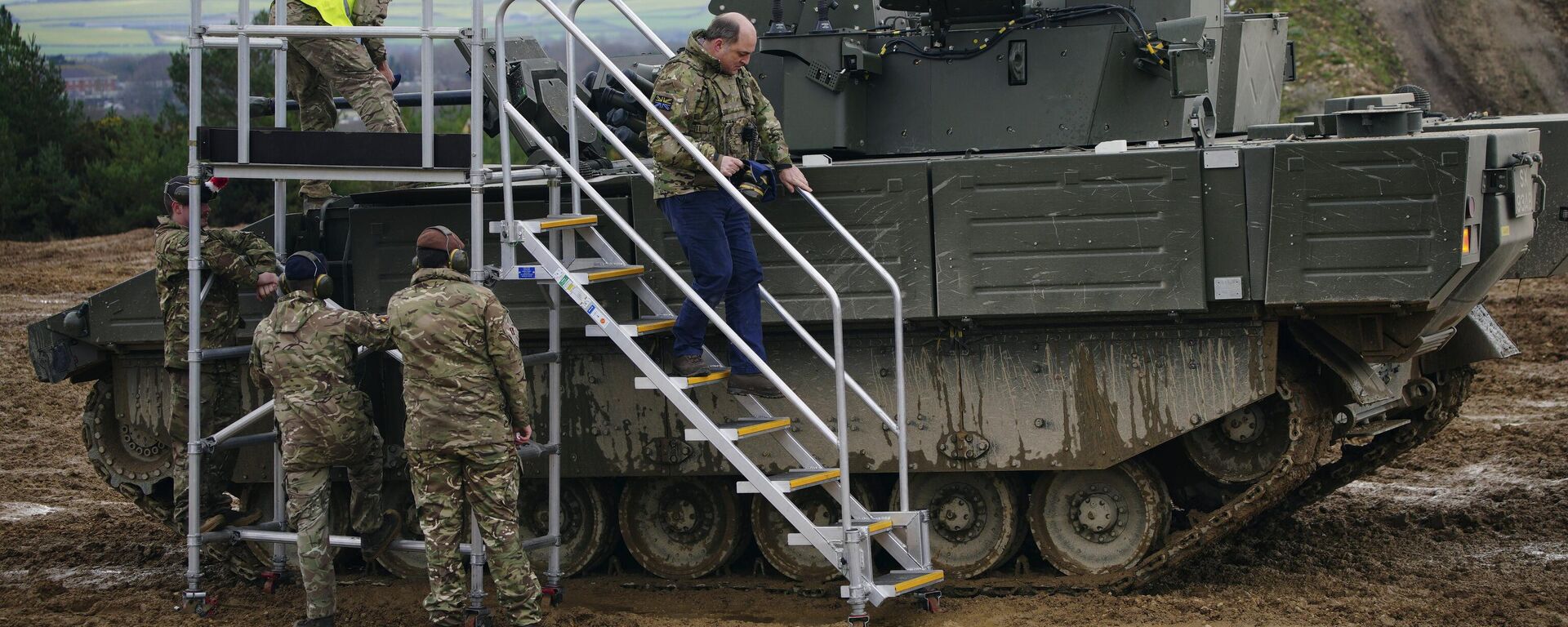 Britain's Defence Secretary Ben Wallace uses steps to climb down from a tank during a visit the Bovington Camp, a British Army military base where Ukrainian soldiers are training on Challenger 2 tanks, in Dorset, England - اسپوتنیک افغانستان  , 1920, 08.09.2023