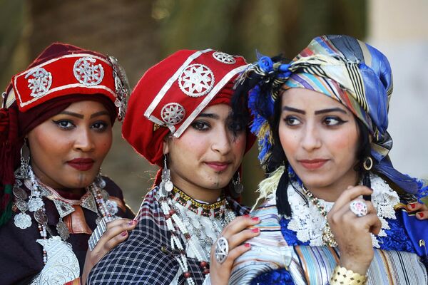 دختران لیبیایی در روز ملی لباس لیبیایی در پایتخت طرابلس در 13 مارچ 2019 شرکت می کنند. - اسپوتنیک افغانستان  