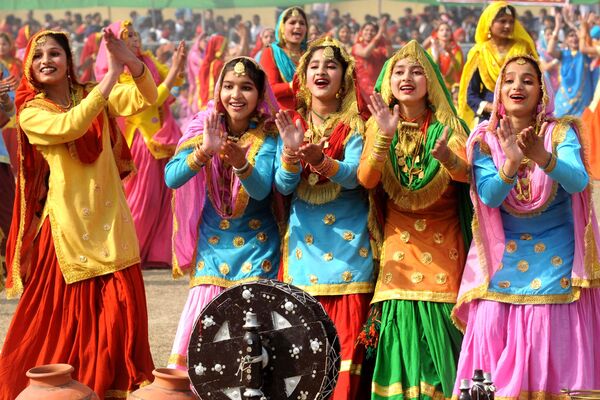 جوانان هندی در 26 جنوری 2010 در ورزشگاه گورو ناناک در امریتسار، یک رقص محلی سنتی پنجابی، گیدها را در جشن های روز جمهوری اجرا می کنند. - اسپوتنیک افغانستان  
