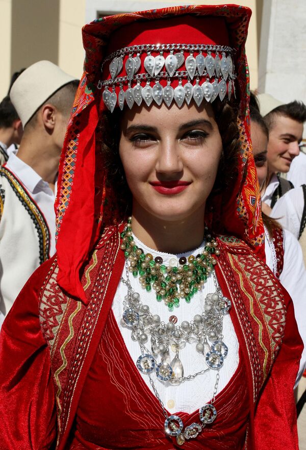 یک رقصنده آلبانیایی، با لباس سنتی، منتظر شروع اجرا به مناسبت روز میراث فرهنگی کشور و روز میراث اروپایی، در پایتخت تیرانا، در 29 سپتامبر 2014 است. - اسپوتنیک افغانستان  
