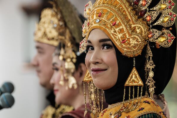 زنی با لباس سنتی در مراسمی به مناسبت هفتاد و هشتمین روز استقلال اندونزی در کاخ ریاست جمهوری جاکارتا در 17 اگست 2023 اجرا می کند. - اسپوتنیک افغانستان  