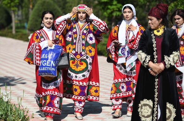 دختران با لباس های ملی در جشنواره لاله ها در دوشنبه. - اسپوتنیک افغانستان  