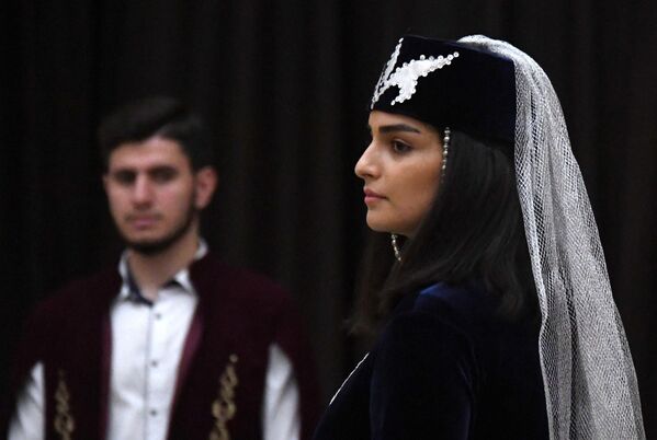 نمایش لباس های ملی ارمنستان به عنوان بخشی از جشنواره چند ملیتی &quot;زردآلو&quot; در غرفه شماره 58 مرکز &quot;اسلاوا&quot; در &quot;ودنخ&quot; در مسکو. - اسپوتنیک افغانستان  