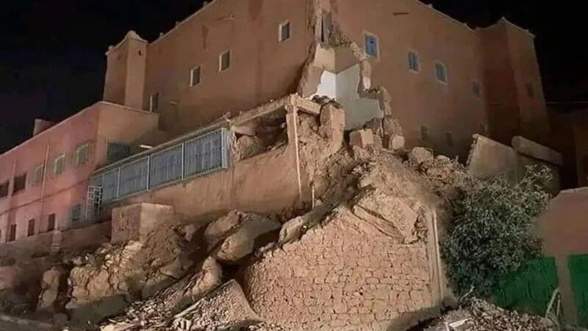 Поврежденное здание в Марокко после землетрясения 9 сентября 2023 года - اسپوتنیک افغانستان  , 1920, 09.09.2023