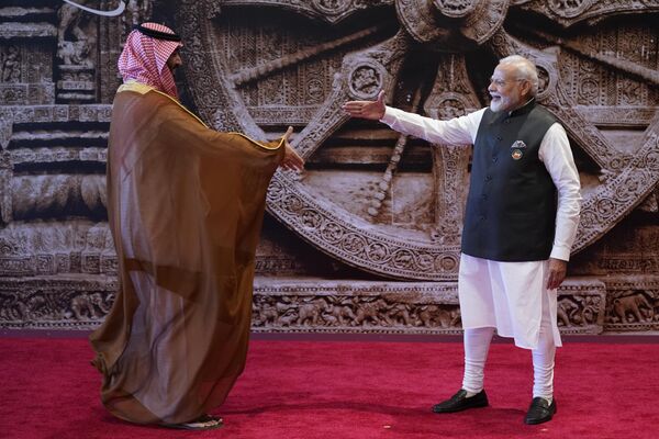 نارندرا مودی، نخست وزیر هند از محمد بن سلمان ولیعهد عربستان سعودی پس از ورود وی به مرکز همایش بهارات منداپام برای اجلاس سران G20 در دهلی نو، هند، شنبه، 9 سپتامبر 2023 استقبال می کند. - اسپوتنیک افغانستان  