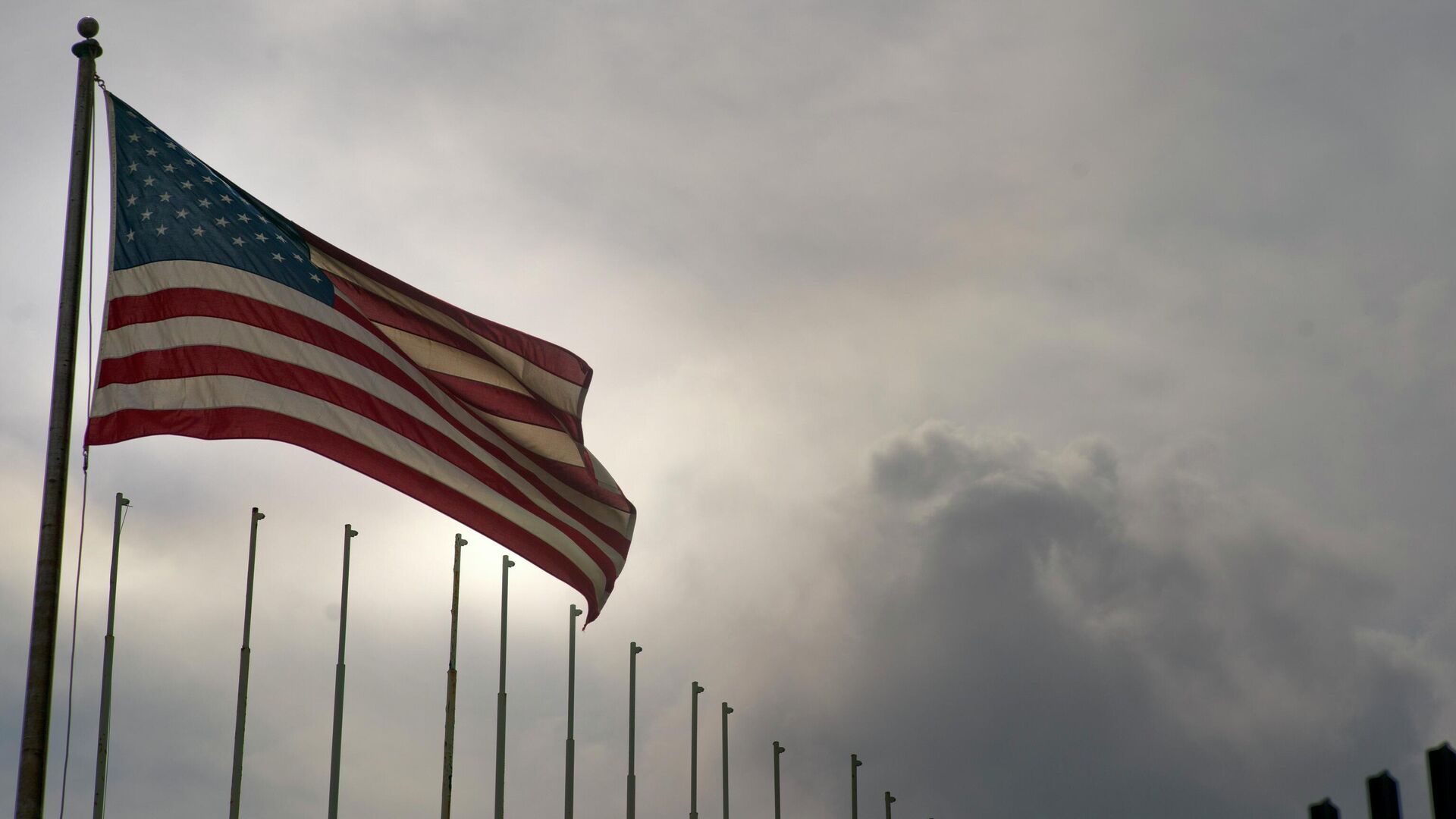 U.S. flag flies at the U.S. embassy in Havana, Cuba, March 18, 2019 days after the U.S. State Department announced it was eliminating a five-year tourist visa for Cubans. - اسپوتنیک افغانستان  , 1920, 09.09.2023
